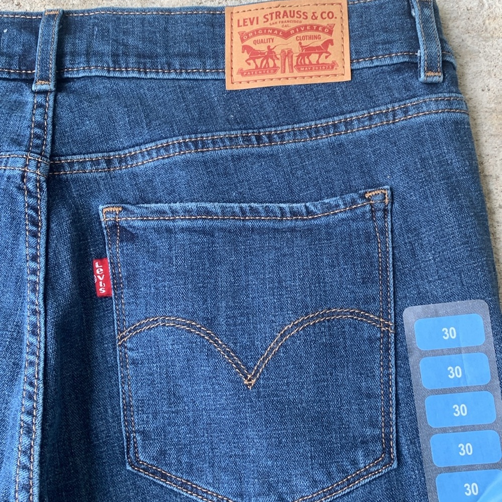 Levi’s Classic Bermuda Shorts - Picture 3 of 12